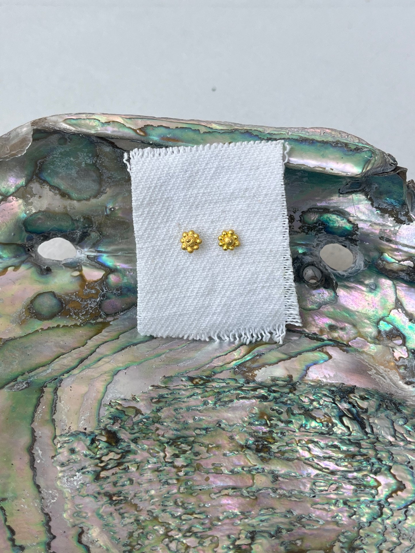 Small irregular flower studs