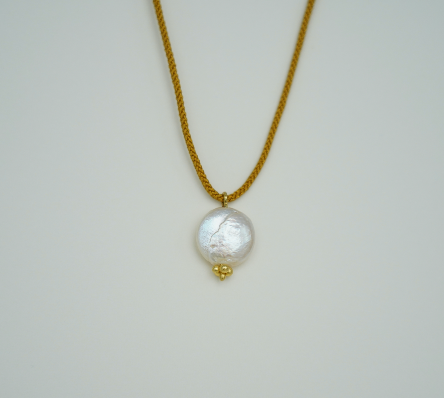 Flat Pearl Necklace with detail