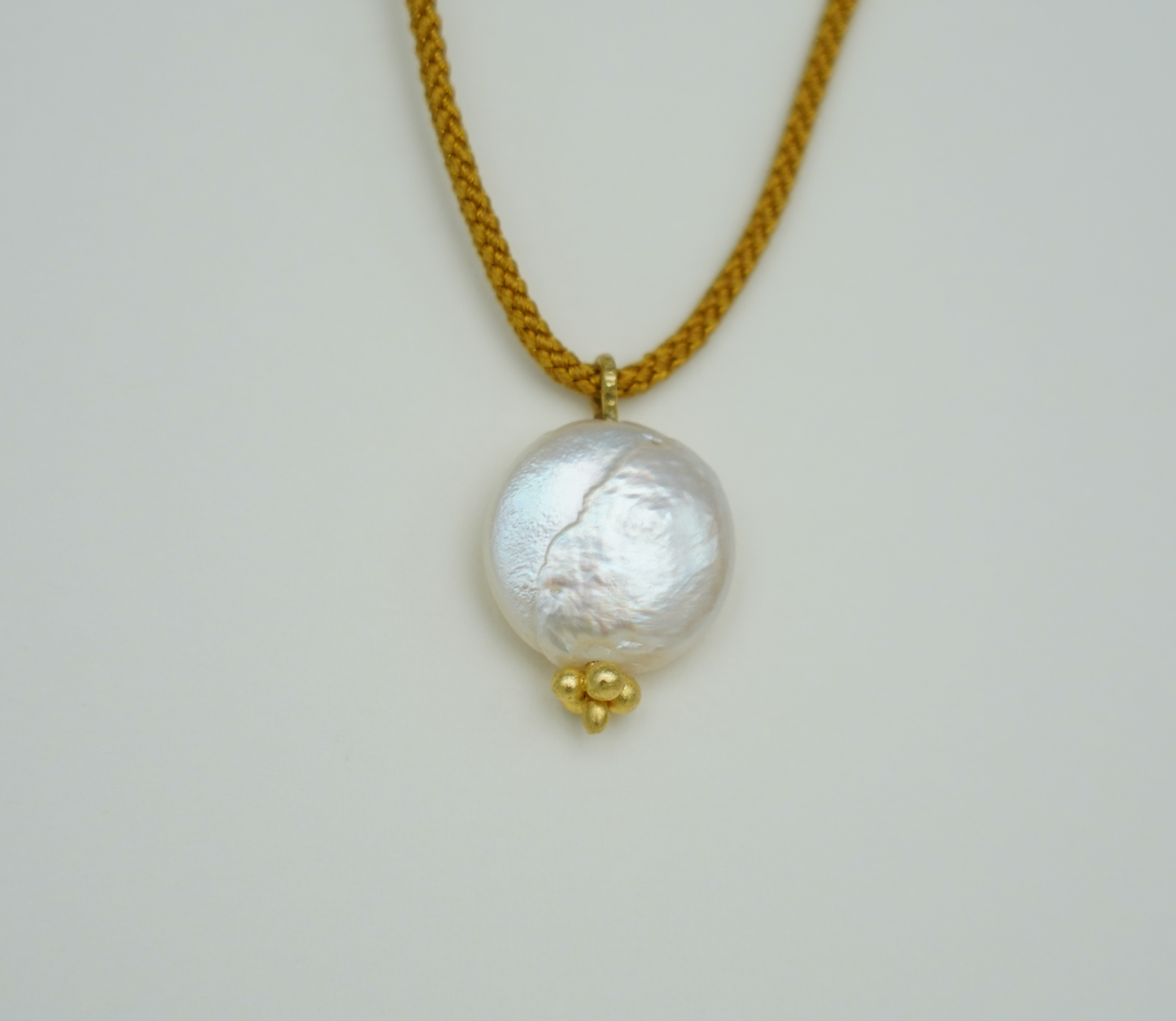 Flat Pearl Necklace with detail