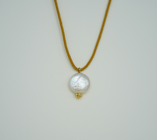 Flat Pearl Necklace with detail